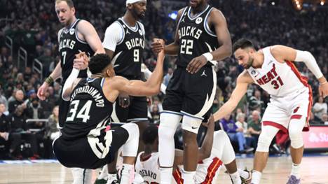 NBA-Superstar Giannis Antetokounmpo musste im ersten Playoff-Spiel seiner Milwaukee Bucks gegen die Miami Heat bereits im ersten Viertel verletzungsbedingt ausgewechselt werden, jetzt gibt es Entwarnung. 