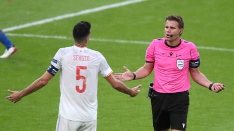 Felix Brych (r.) erklärt Sergio Busquets seine Entscheidung