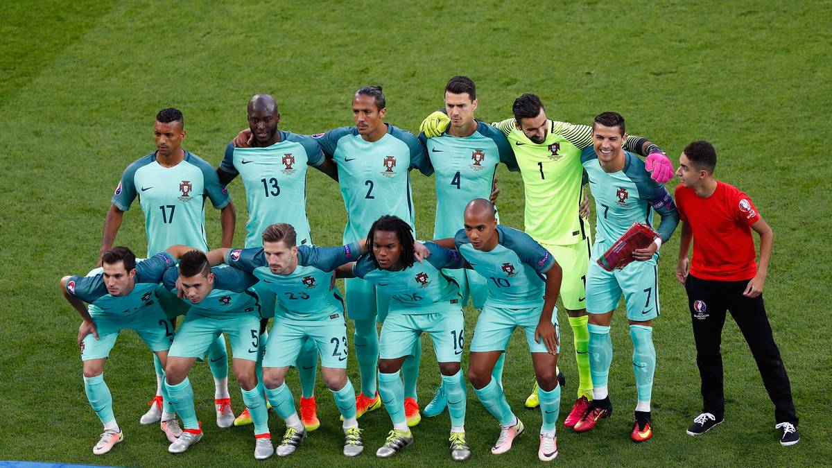 Ein zweiter lässt sich inspirieren und schafft es neben Ronaldo sogar aufs portugiesische Mannschaftsfoto