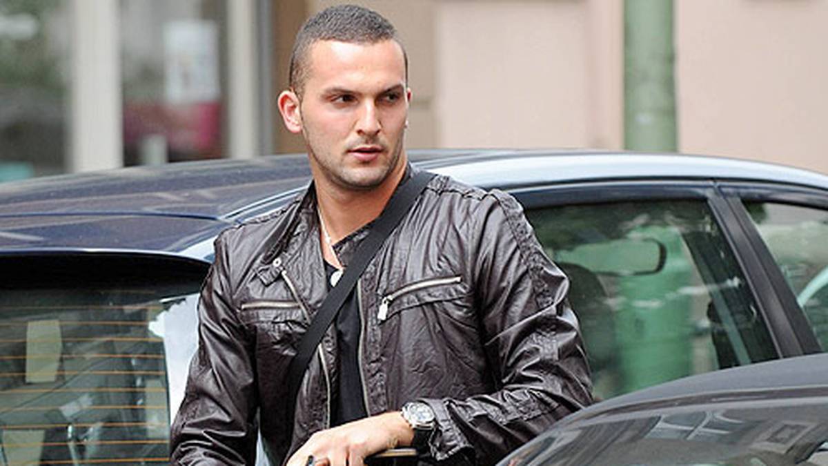 Punkte weg, Auto weg: Für den damaligen Herthaner Ben Sahar kommt das Unglück gleich doppelt. Nach der 0:2-Pleite gegen Schalke setzt es gleich den nächsten Dämpfer: Der neue Audi S5  des Stürmers wird laut "Bild"-Zeitung von Unbekannten gestohlen. Sahar ist damit schon das vierte Opfer im Berliner Kader