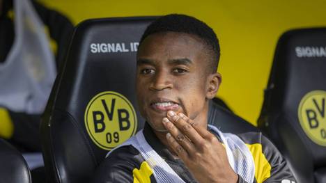 Die Saison von Youssoufa Moukoko ist bislang wenig zufriedenstellend. Der BVB-Youngster bekommt kaum Einsätze. Muss Moukoko raus aus der BVB-Falle?