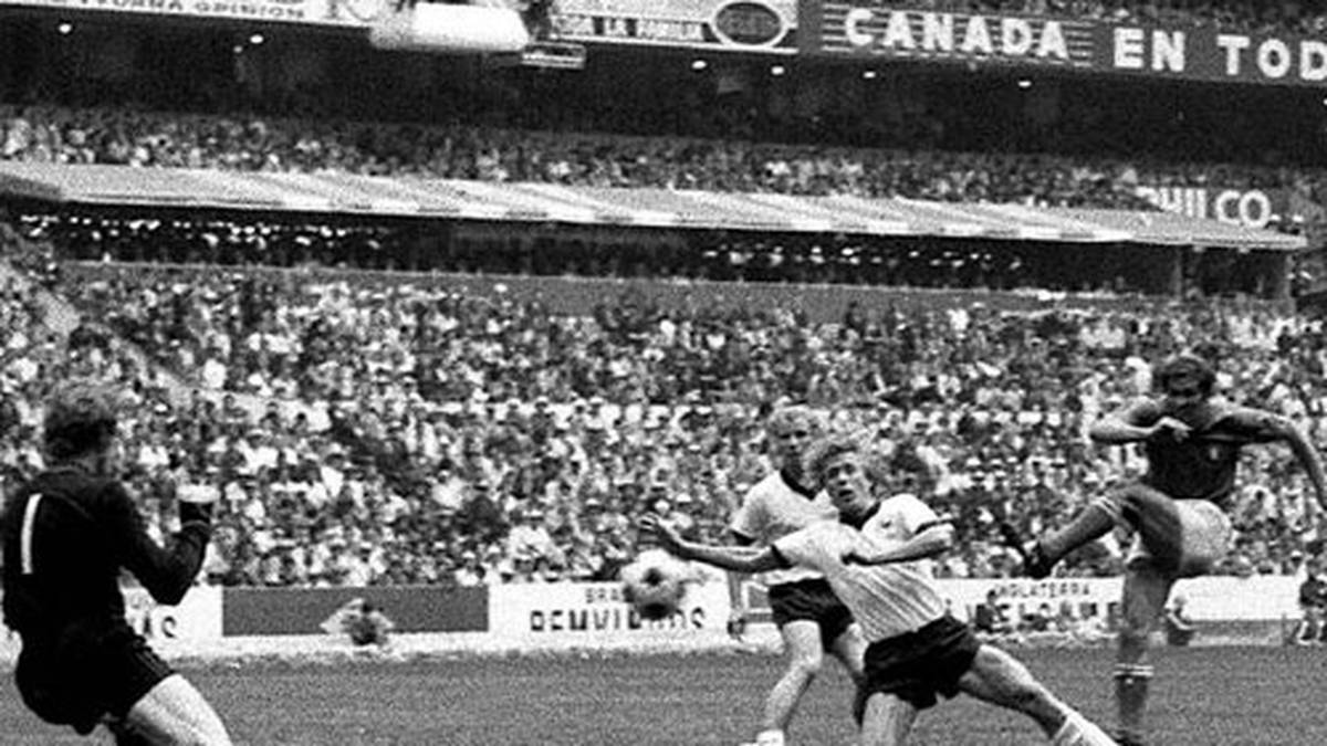 Nach 90 Minuten steht es durch Tore von Roberto Boninsegna (8.) und Karl-Heinz Schnellinger (90.) 1:1, und jetzt wird es legendär. Gerd Müller (95.) bringt Deutschland mit 2:1 in Front, doch Tarcisio Burgnich (r.) gleicht vier Minuten später aus. Sigi Held und Keeper Sepp Maier haben keine Abwehrchance