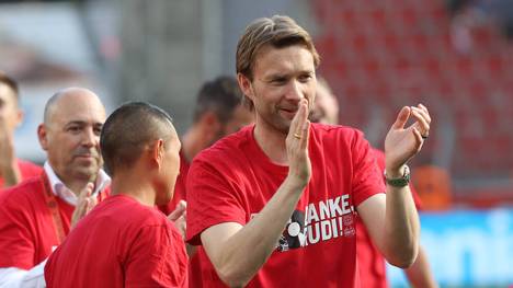 "Danke Rudi!" - Simon Rolfes mit einer T-Shirt-Message an seinen Vorgänger Rudi Völler