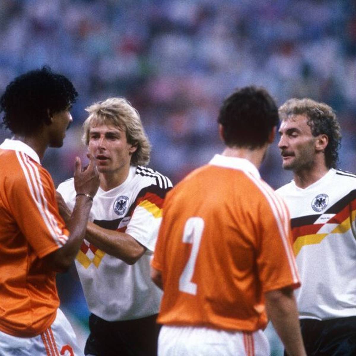 Frank Rijkaard, der an diesem Freitag 60 Jahre alt wird, verursachte bei der WM 1990 gegen Rudi Völler die Mutter aller Spuck-Eklats. Eine Entschuldigung folgte, sogar eine Versöhnung mit Werbespot.