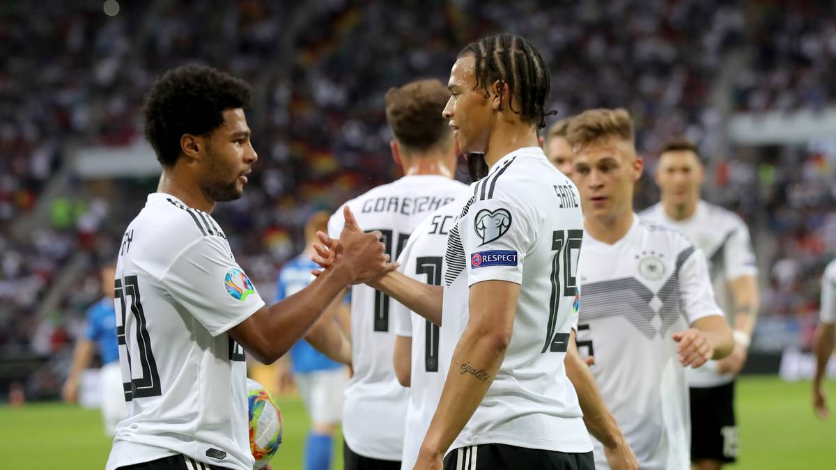 10. JUNI: Umgekehrt hofft Serge Gnabry auf einen Wechsel Sanés: "Ich hätte ihn liebend gerne bei Bayern. Ich verstehe mich auch abseits des Platzes sehr gut mit ihm. Mir macht es sehr viel Spaß, mit ihm zusammenzuspielen. Er wäre eine Bereicherung für den FC Bayern"