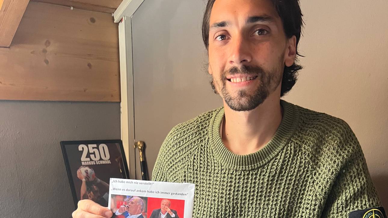 Markus Schwabl hat in seinem Büro Sprüche von Uli Hoeneß hängen