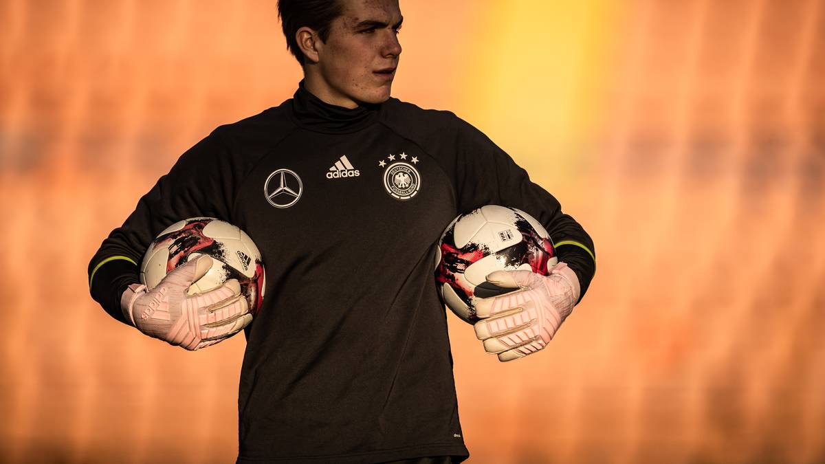 U19 - LUCA PLOGMANN (Werder Bremen, 10.3.2000): Der Bremer Nachwuchskeeper durfte schon Bundesligaluft schnuppern, ein Einsatz steht für den 19-Jährigen zu Buche. Nominell ist er die Nummer drei im Werder-Kader, entsprechend gilt Plogmann mittelfristig als Nachfolger für Jiri Pavlenka