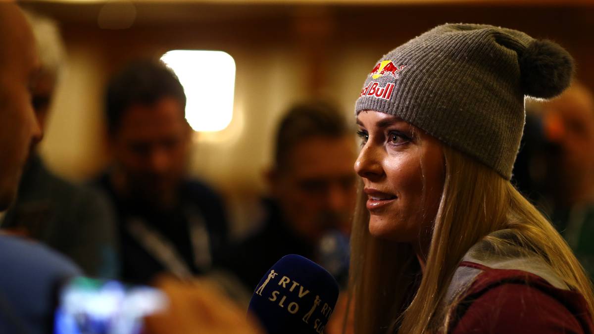 Die Saison 2016/17 beginnt zunächst ohne Vonn. Statt auf die Skipiste begibt sich die Amerikanerin auf US-Promotour für ihr Buch "Strong is the new Beautiful" (dt. Stark ist das neue Schön) – auch wegen einer erneuten Verletzung