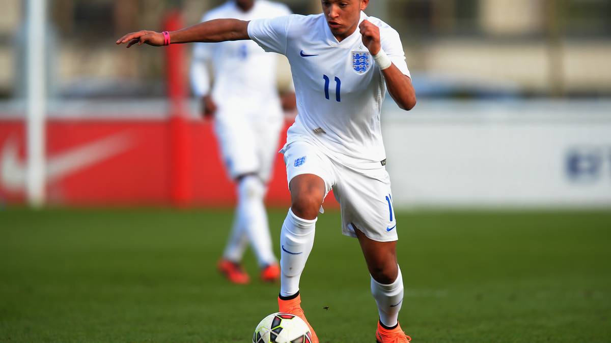 JADON SANCHO (*25. MÄRZ 2000): Dass der BVB mit Jadon Sancho von ManCity eines der größten Talente der Welt unter Vertrag genommen hat, ist ein Transfercoup! Bei der U17-EM führte er England mit je fünf Toren und Assists in Finale, in dem sie Spanien im Elfmeterschießen unterlagen