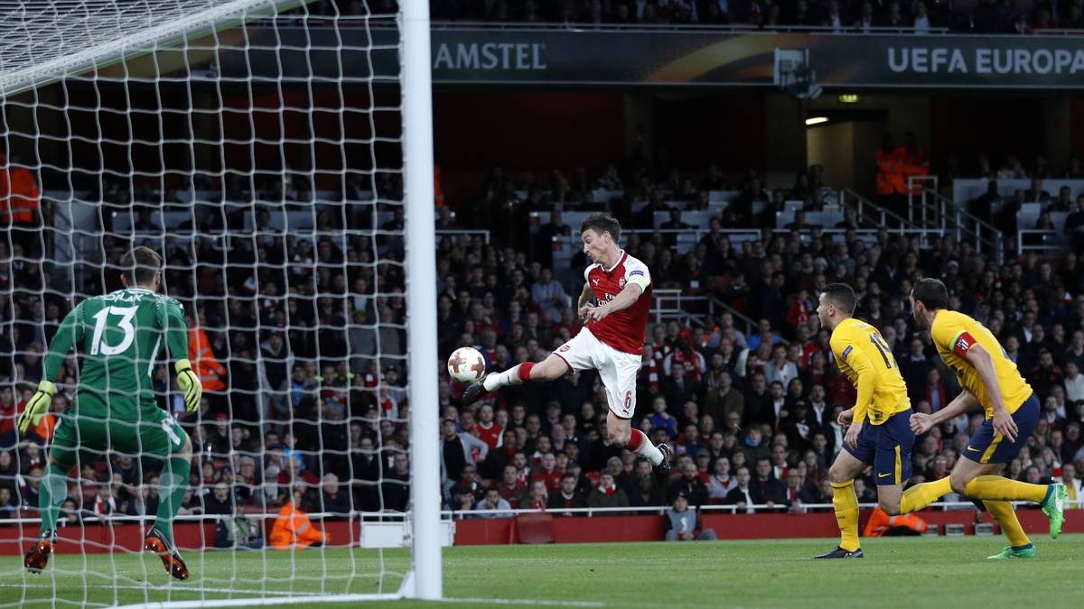 Von dort muss der Atletico-Coach mit ansehen, wie Arsenal einen Angriff nach dem anderen Richtung Jan Oblak startet. 15 Torschüsse geben die Gunners ab - doch ein Treffer will in der ersten Hälfte nicht gelingen