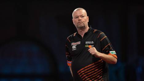 Raymond van Barneveld lässt seine Barney Army jubeln. In der zweiten Runde setzt er sich mit 3:1 gegen Ryan Meikle durch.