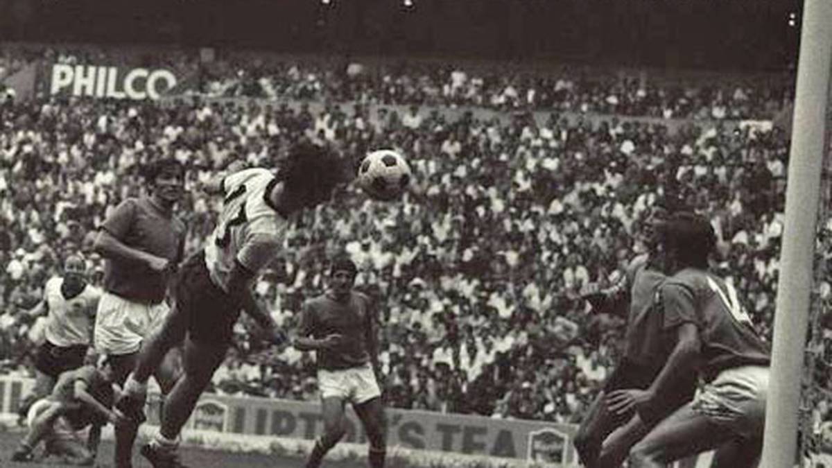 Das Spiel schaukelt sich zum Offensivfeuerwerk hoch. Riva (104.) trifft zum 3:2 für die Azzurri, doch "kleines dickes Müller" (M.) trotzt der Schwerkraft und köpft den Ball zum erneuten Ausgleich (110.) ins Tor