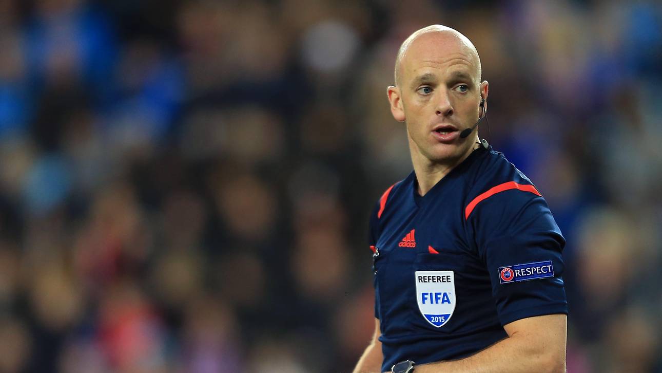 Referee von Rauchbombe verletzt