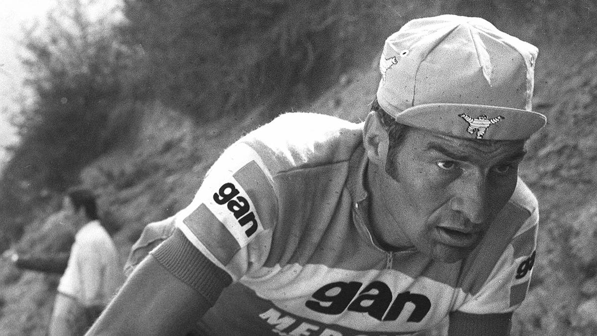 Aber neben den Rekordsiegern gibt es auch den ewigen Pechvogel der Tour de France.  In Frankreich ist Raymond Poulidor nur als der "Mann, der nie die Tour gewann" bekannt. Ganze acht Mal stand der Franzose zwischen 1962 und 1976 auf dem Podium - drei Mal auf Rang zwei und fünf Mal als Dritter. Gewinnen konnte er aber nie