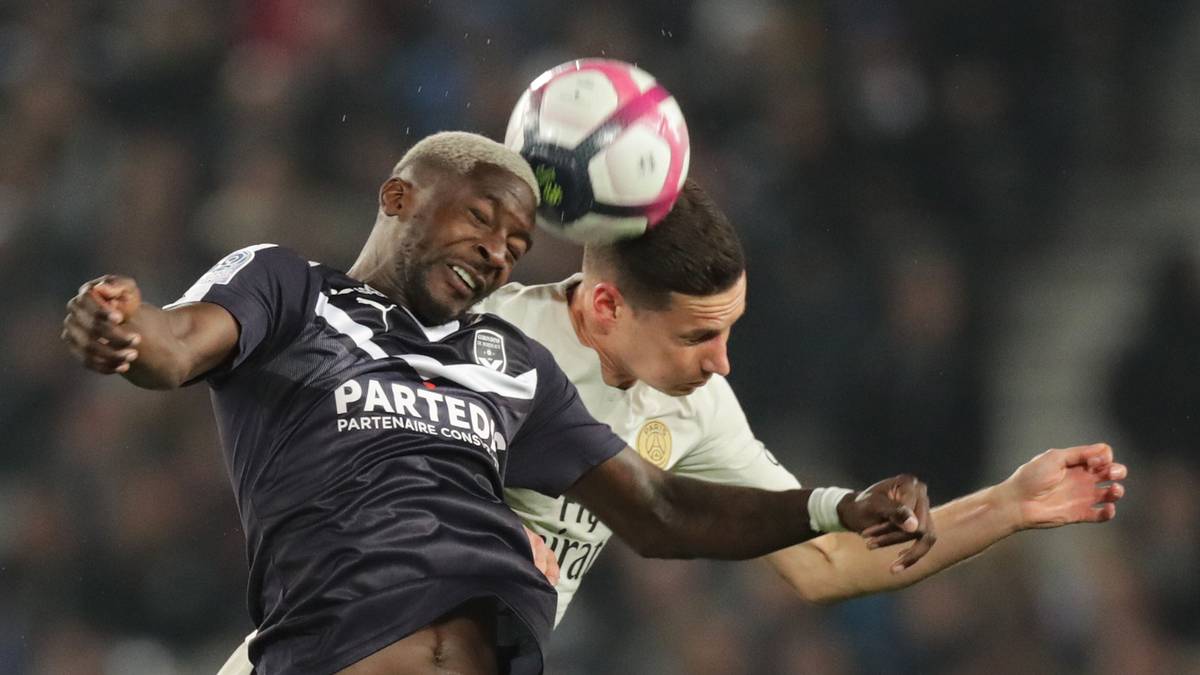 YOUNOUSSE SANKHARE: Wer schön sein will, muss leiden - aber gleich so? Younousse Sankhare von Girondins Bordeaux (l., im Kopfballduell mit Julian Draxler von PSG) fällt wegen Komplikationen bei einer Bart-Transplantation aus