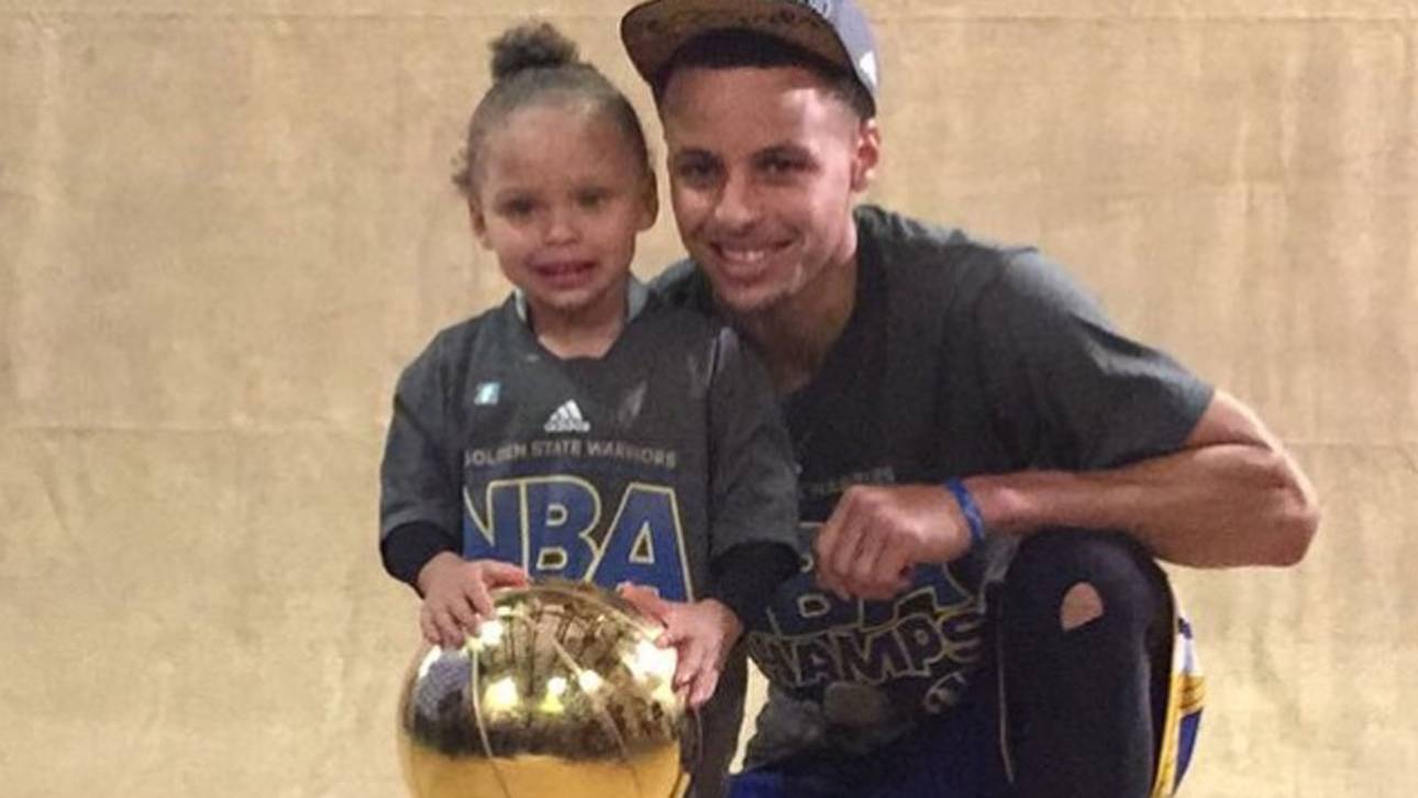 Steph und Riley Curry mit der Meistertrophäe