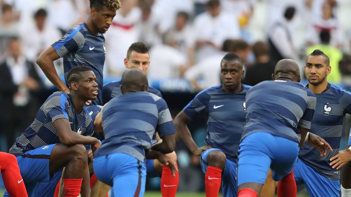 Die französische Mannschaft hat sich inzwischen schon intensiv warm gemacht