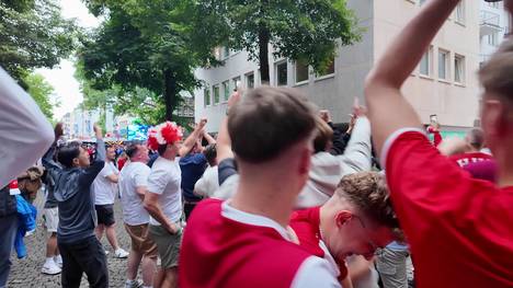 Trotz spielfreiem Tag in Köln sind noch zahlreiche Fans verschiedener Nationen in der Domstadt und feiern gemeinsam die EM. 