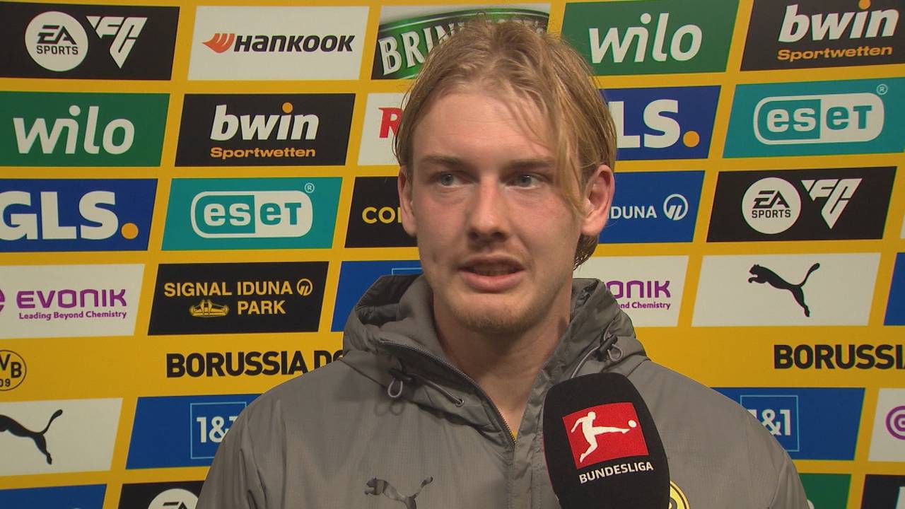 Newsflash: Julian Brandt stellt sich vor Marco Reus