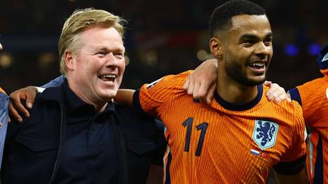 Koeman (l.) feiert mit Gakpo den Halbfinal-Einzug