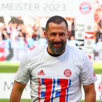 Salihamidzic fiebert im Bayern-Trikot im Stadion mit