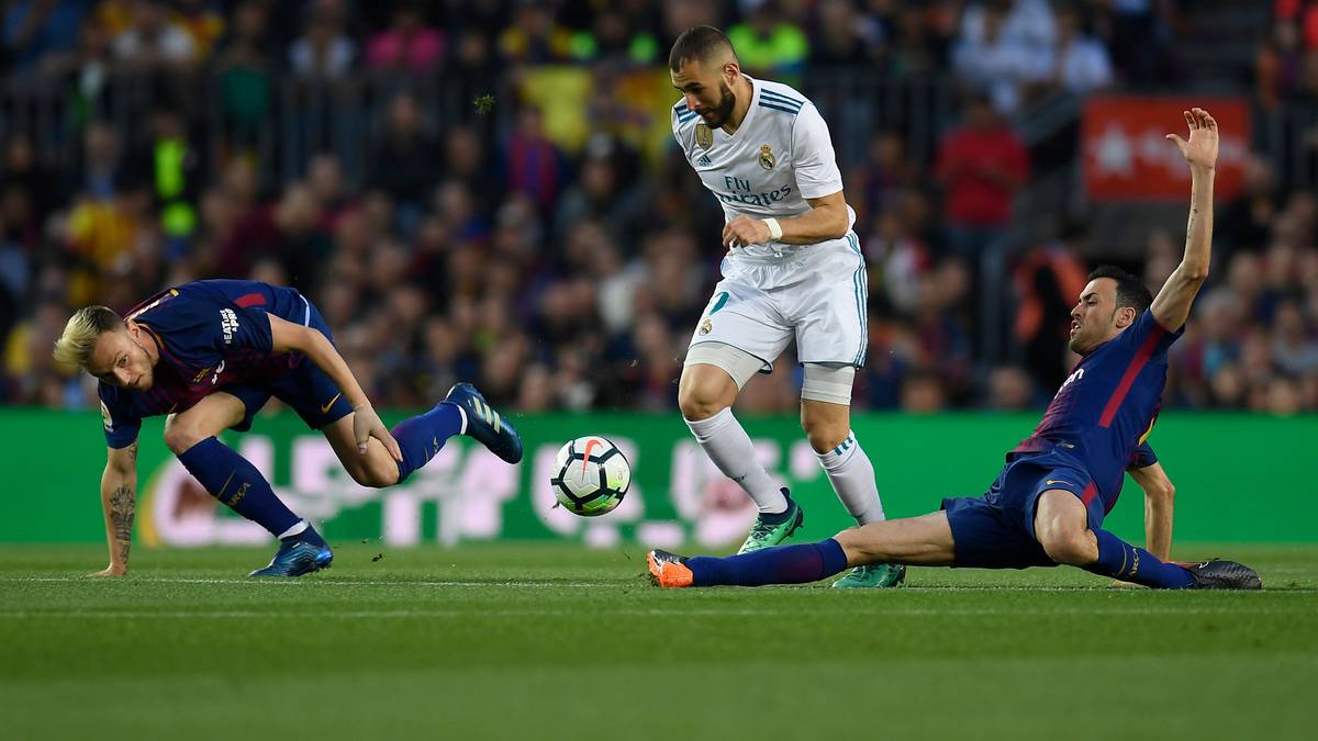 Sergio Busquets und Ivan Rakitic kopieren den FC Bayern und gehen vor Karim Benzema auf die Knie