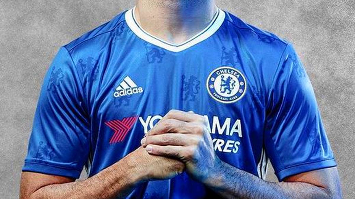 Stürmer Diego Costa streift sich das Trikot bereits über. Sein grimmiger Blick sollte nichts über die Bequemlichkeit verraten