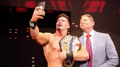 Austin Theory (l.) feiert seinen Titelgewinn bei WWE RAW mit Vince McMahon