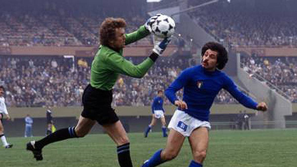 PLATZ 9 - WM 1978: Im kalten Buenos Aires trifft der Weltmeister von 1974 in der Zwischenrunde auf das Team um Torwart Dino Zoff und Stürmer Franco Causio (r.). Beide können dem Spiel ihren Stempel nicht aufdrücken, DFB-Torhüter Sepp Maier (l.) dagegen schon