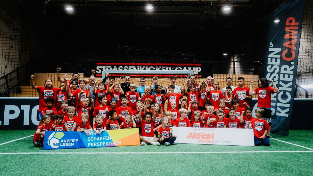Amputierten-Fußballcamp in Podolskis Soccerhalle