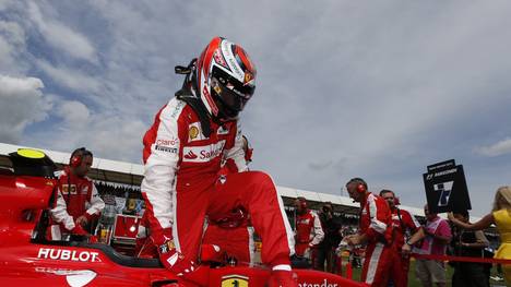 Sebastian Vettel steigt nach einem Sieg aus seiner roten Göttin aus