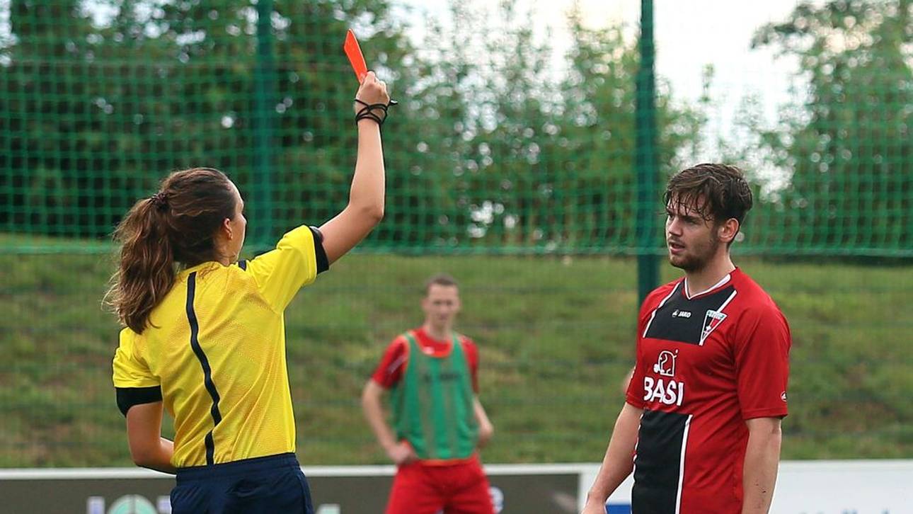 Lennart Ingmann sah beim FC Wegberg-Beeck) die Rote Karte wegen Beleidigung der Schiedsrichterin