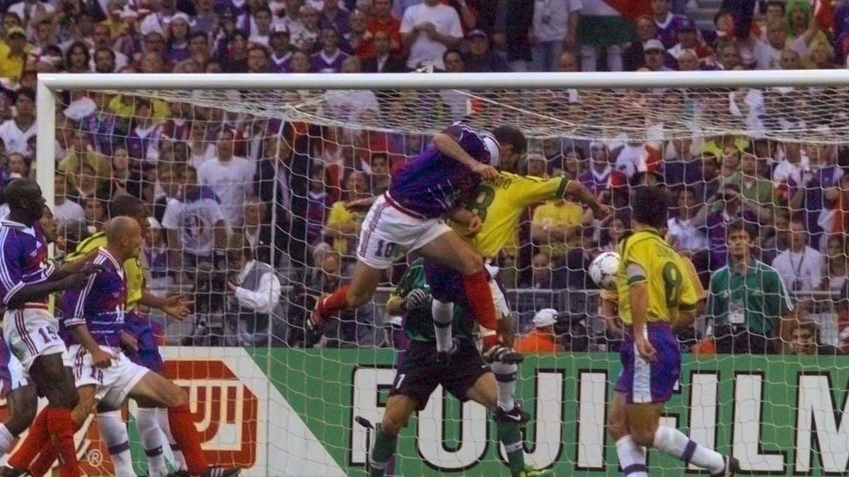 1998: ZINEDINE ZIDANE (Frankreich/Juventus): Mit Juventus verliert Zidane zum zweiten Mal in Folge das Champions-League-Finale. Alles vergessen nach der WM im eigenen Land, wo er erst nach einem Platzverweis zum Buhmann und dann nach seinen zwei Treffern im Finale gegen Brasilien zum Gott wird