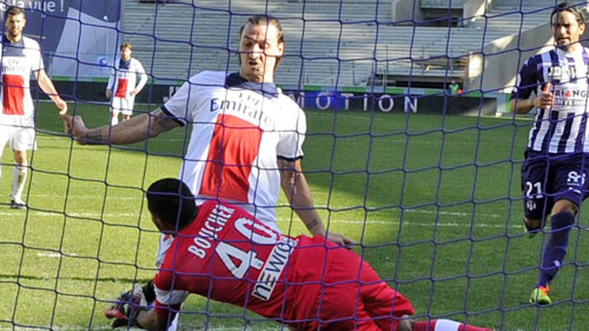 Wie selbstverständlich hält er sich für den besten Spieler des Planeten. Doch nicht nur das, er scheut selbst den Vergleich mit Box-Legende Muhammad Ali nicht: "Ich bin der Größte, wie Ali. Geht das überhaupt? Zwei Größte? Na, gut: Ich bin der Größte ? hinter Ali."