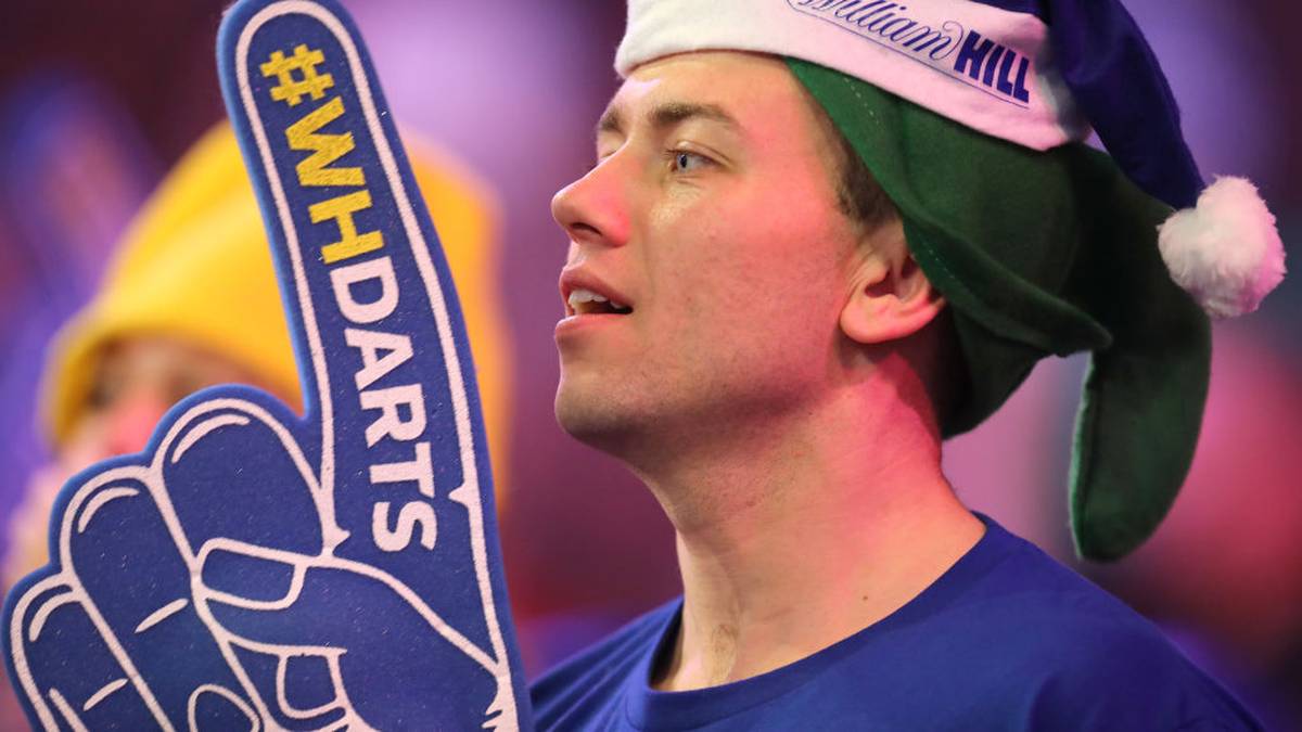Weihnachtsmütze auf und Hände in die Luft. Ohne die richtigen Fanartikel ist das Darts-Event doch nur halb so schön