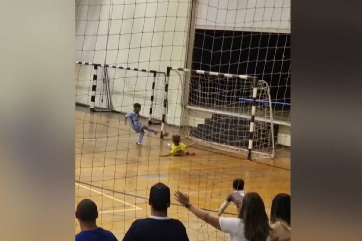 Im Netz geht die große Rettungstat eines jungen Futsal-Spielers viral. Vor allem der Jubel im Anschluss erinnert an einen ganz bestimmten Superstar.