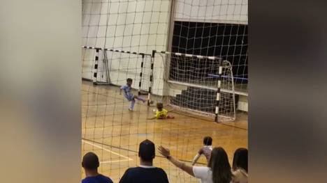 Im Netz geht die große Rettungstat eines jungen Futsal-Spielers viral. Vor allem der Jubel im Anschluss erinnert an einen ganz bestimmten Superstar.