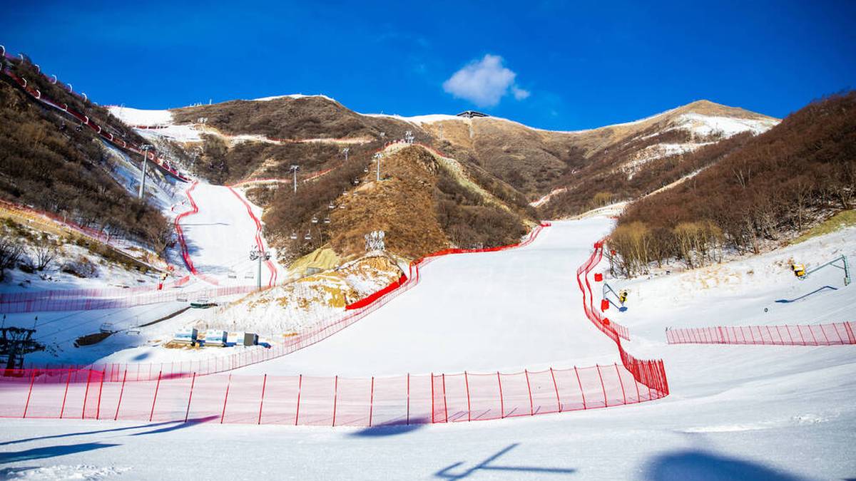 Das Nationale Ski-Alpin-Zentrum Xiaohaituo wurde extra für die Spiele erbaut, auf einem 1200 Meter hohen Waldstück im Nordwesten Pekings. Aus Umweltschutzgründen ist der Bau umstritten - auch weil vor Ort kaum echter Schnee fällt und künstlich ersetzt werden muss