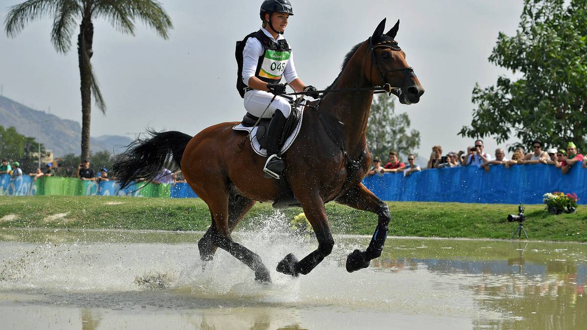 Manchmal verbrennt sich der Hesse aber auch in der Hitze des Gefechts. Bei den Spielen in Rio regt er sich beim Geländeritt der Vielseitigkeit über die Olympia-Debütantin Julia Krajewski auf: "Mädel, was willst du eigentlich? Schlimmer geht's nimmer. Jetzt nimmt sie den Weg der Angsthasen, den der blassen Nasen." Und behauptet zu schlechter Letzt, die 27-Jährige habe "einen braunen Strich in der Hose"