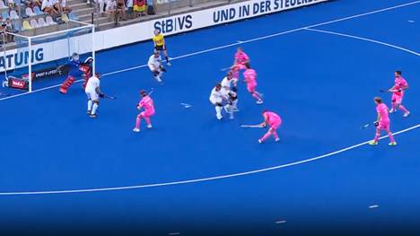 Die deutschen Hockey-Herren haben nach einem Schützenfest gegen Polen als Gruppensieger das Halbfinale der Hockey-EM erreicht.