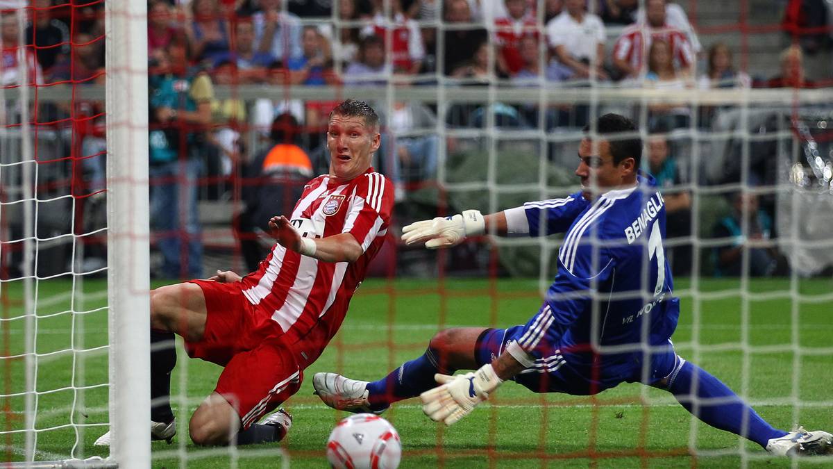 Das Spiel läuft auf ein leistungsgerechtes 1:1 hinaus, als die Bayern in der Nachspielzeit doch noch einmal zuschlagen. In bester Torjägermanier lässt Bastian Schweinsteiger erst VfL-Keeper Diego Benaglio aussteigen, bevor er zum erlösenden 2:1 einnetzt 