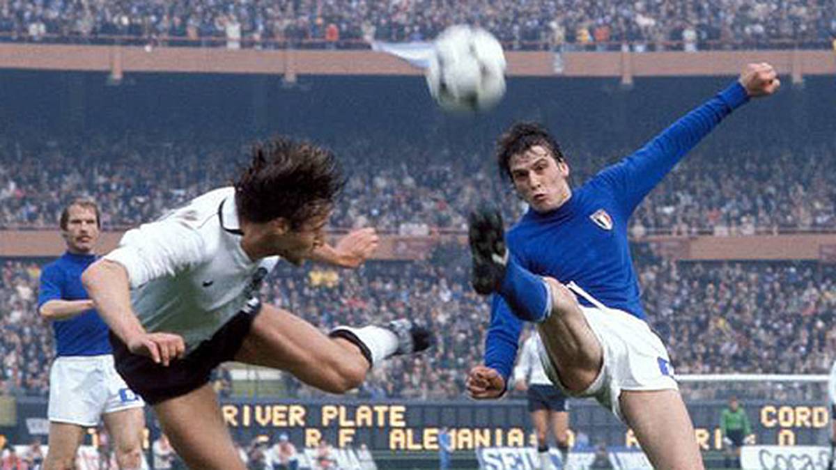 Maier hält den Kasten dicht, seine Vorderleute werfen sich in jede Aktion - auch Heinz Flohe (l.) gegen Marco Tardelli (r.). Am Ende steht ein 0:0. Es folgt die Schmach von Cordoba (2:3 gegen Österreich), wonach Deutschland die Heimreise antreten muss