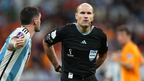 Nach der Niederlage im WM-Viertelfinale gegen Argentinien ist Louis van Gaal mit der Schiedsrichter-Leistung alles andere als zufrieden.