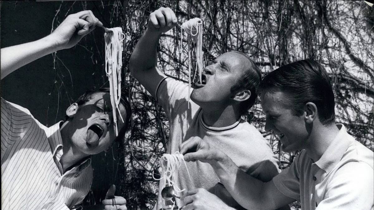 Neben seinen Weltklasseleistungen im Tor erarbeitete sich Maier schnell den Ruf des Gaudibursch. Ob bei einer Spaghettischlacht mit seinen Teamkameraden ...