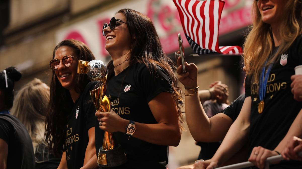 Carli Lloyd l.) und Alex Morgan feiern mit Sonnenbrillen - ob da jemand eine lange Party-Nacht hinter sich hat?
