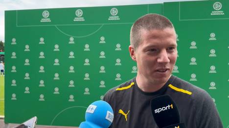 Der U19-Trainer von Borussia Dortmund, Mike Tullberg, äußert sich kritisch zum frühzeitigen Absprung von Talenten in den Profibereich.