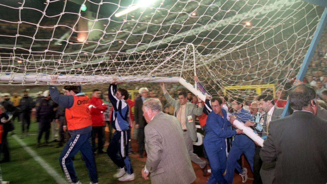 Weil die Fans im Santiago Bernabeu hinter dem Tor den Zaun beschädigten, an dem das Tor befestigt war, verlor Letzteres seinen Halt