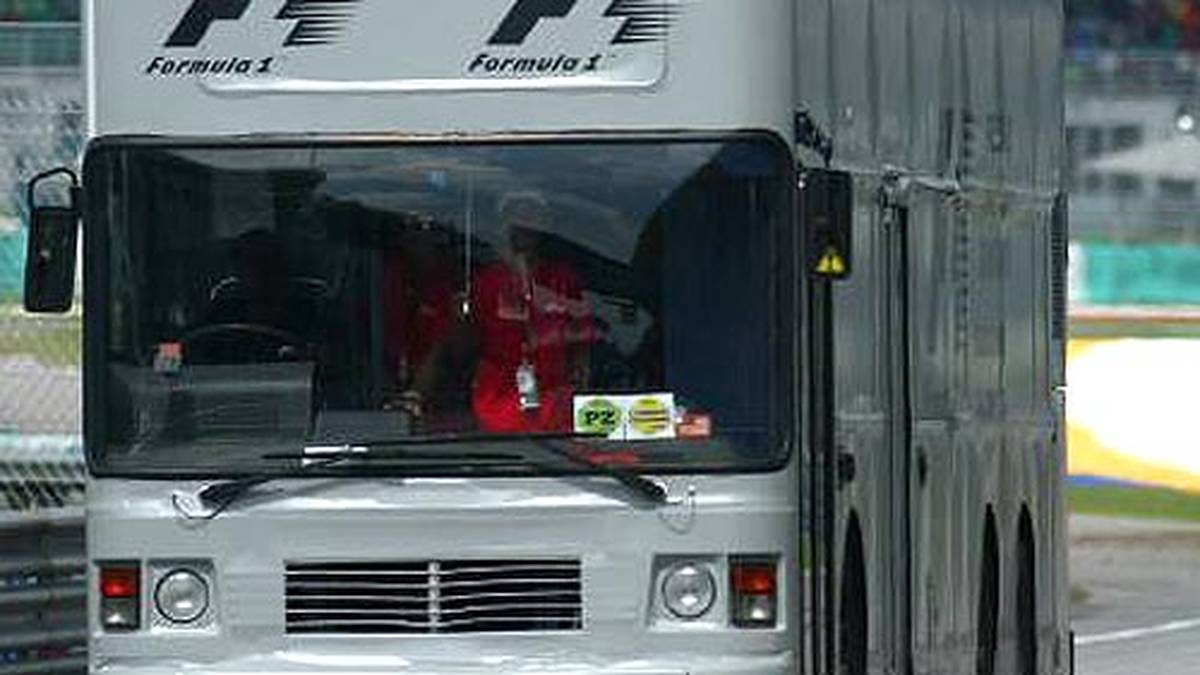 Einige Mitglieder fahren mit einem Sauber-Bus zu einem Einkaufszentrum in Montreal. Als sie wieder zurück zu ihrem Fahrzeug kommen, fehlen ein Laptop, ein Handy, Geld, Kreditkarten und Ausweise