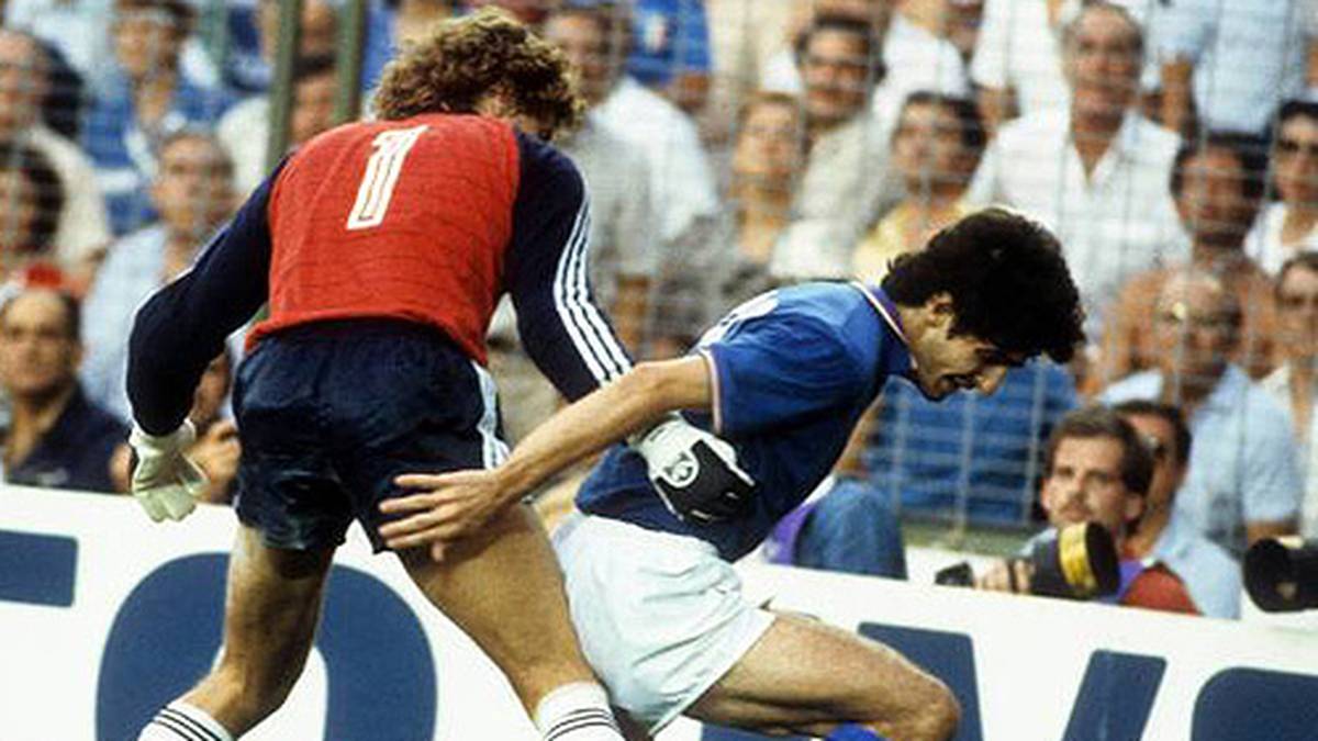PLATZ 5 - WM 1982: Das WM-Finale von Madrid ist eine eindeutige Sache. Toni Schumacher, der nach seinem üblen Foul gegen den Franzosen Patrick Battiston jeglichen Kredit beim Publikum verspielt hat, sieht gegen Italien kein Land. Paolo Rossi (r.) narrt den DFB-Keeper und erzielt mit seinem sechsten WM-Tor das 1:0 (57.)