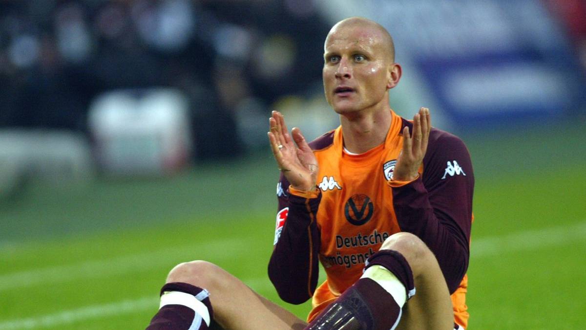 CARSTEN JANCKER: 2006 wagte der frühere Bayern-Stürmer einen Abstecher nach China, wo er bei Shanghai Shenhua jedoch nur elf Partien bestritt